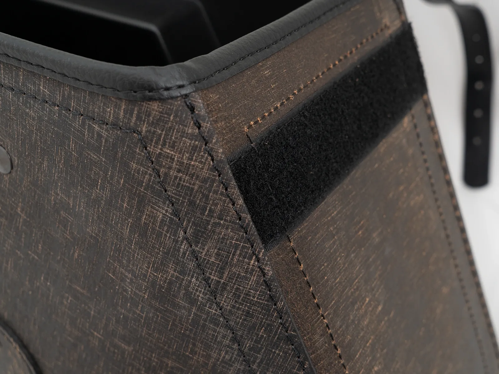 Leather single bag Rugged brown right for cutout
