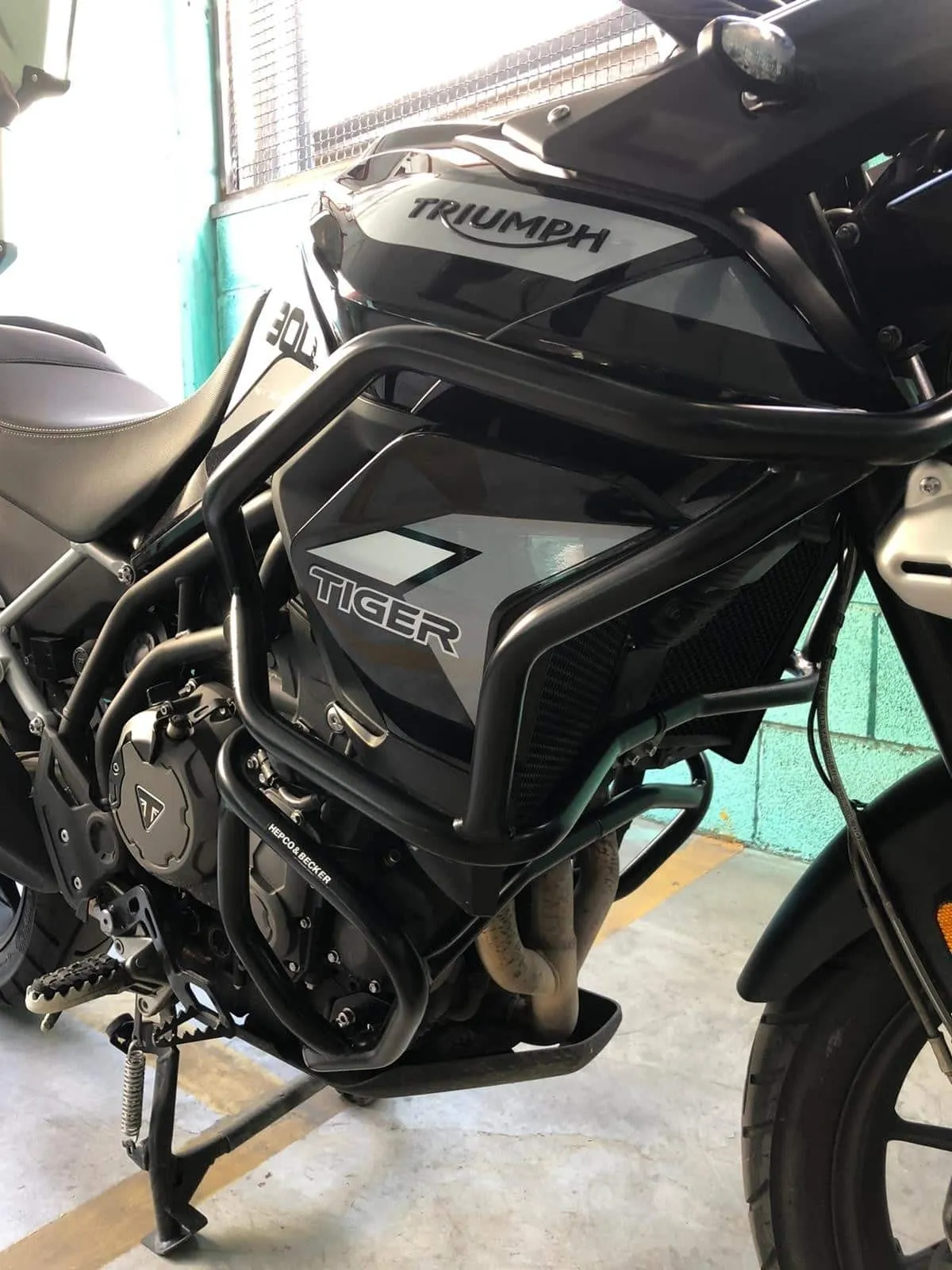 "Solid" black tank guard for Triumph Tiger 850 Sport (2021-2024)